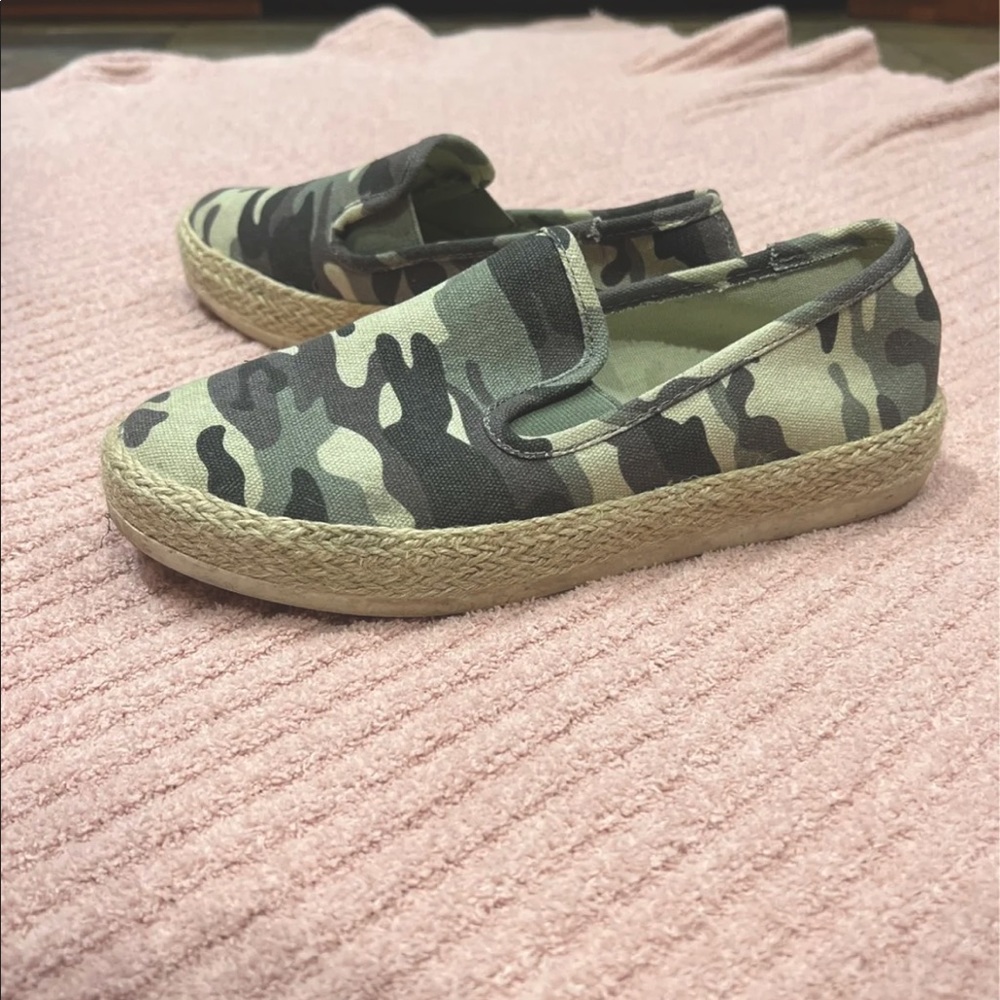 Esprit camo slip on sneakers